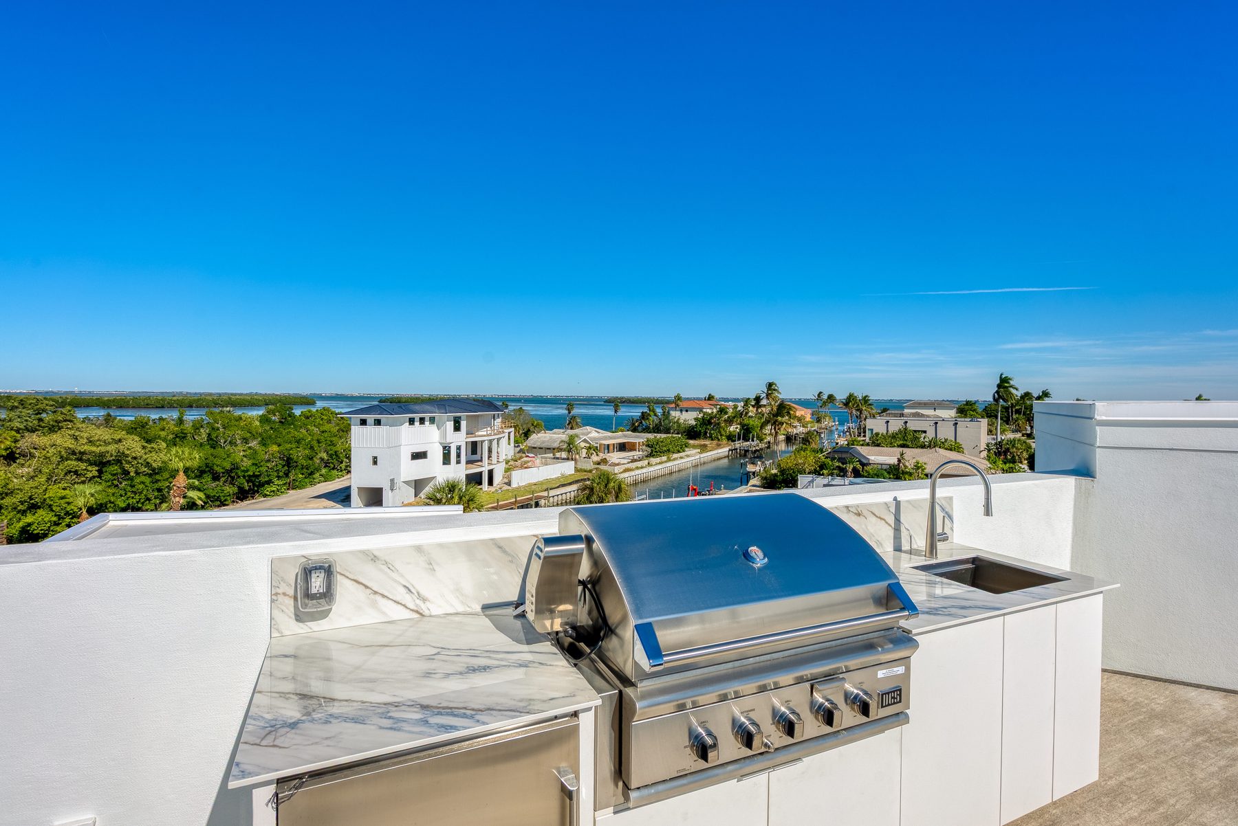 Rooftop kitchen, bay side